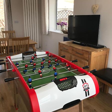 Whitby Spacious Rugby Field Cottage With Off-Street Parking And Ev Fast Point For Electric Cars Buitenkant foto