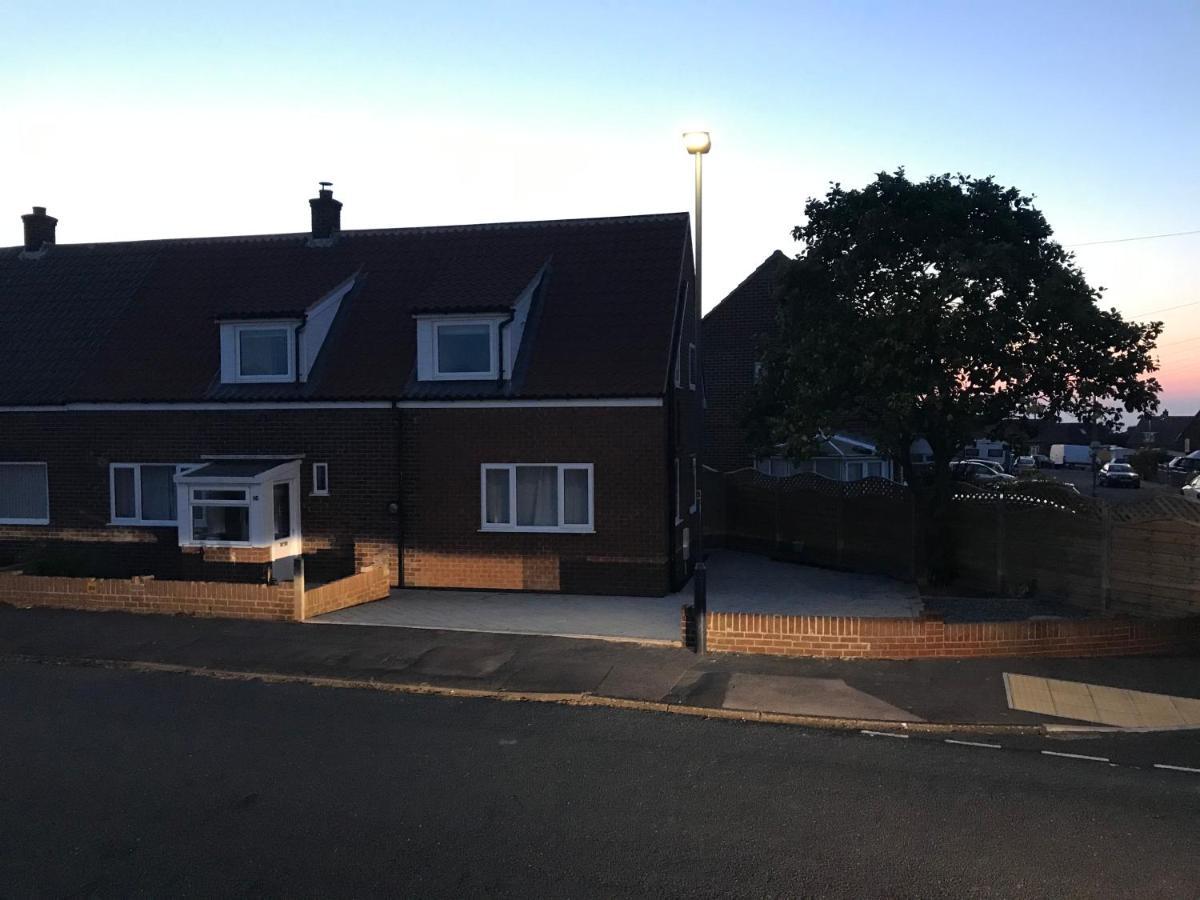 Whitby Spacious Rugby Field Cottage With Off-Street Parking And Ev Fast Point For Electric Cars Buitenkant foto