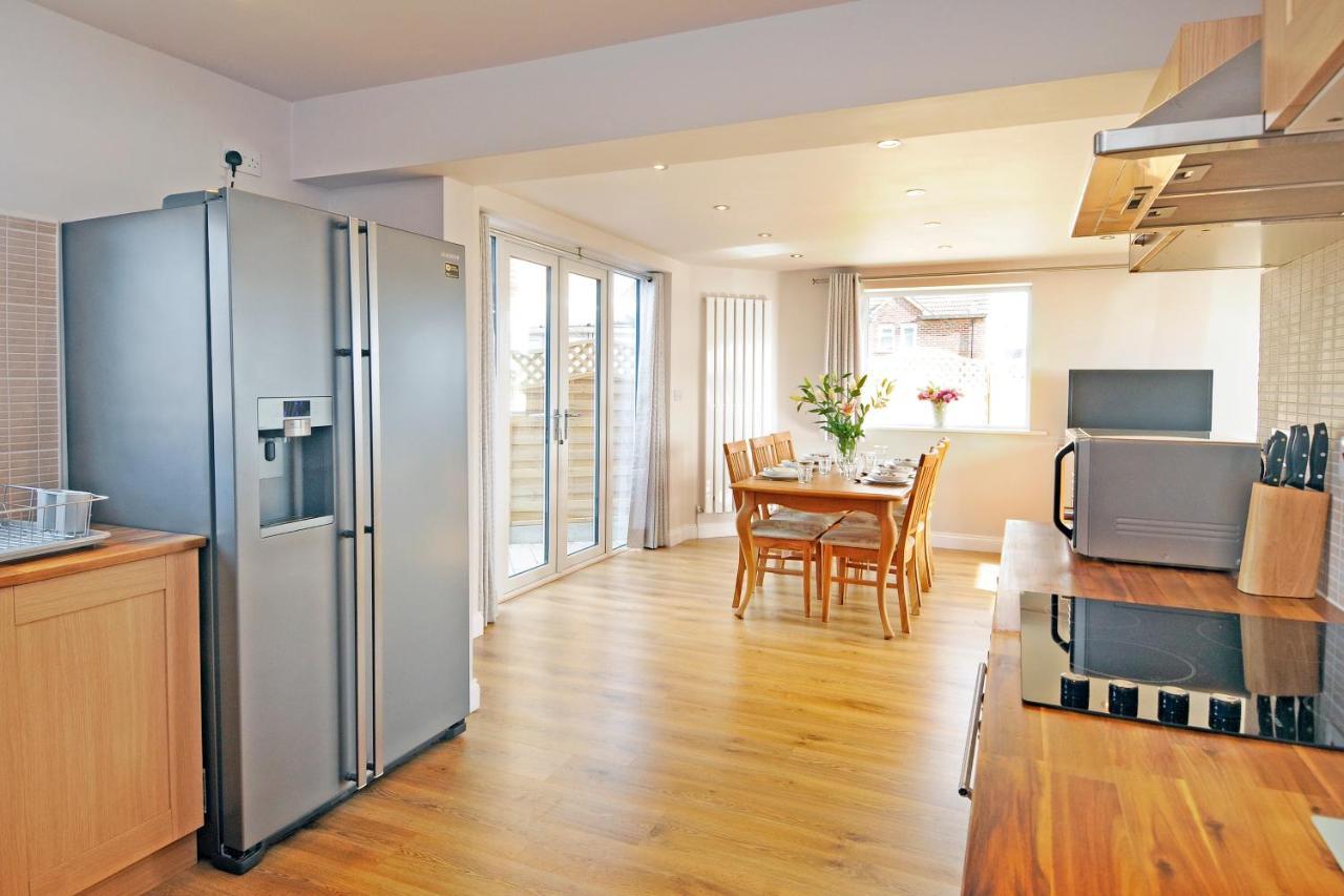 Whitby Spacious Rugby Field Cottage With Off-Street Parking And Ev Fast Point For Electric Cars Buitenkant foto