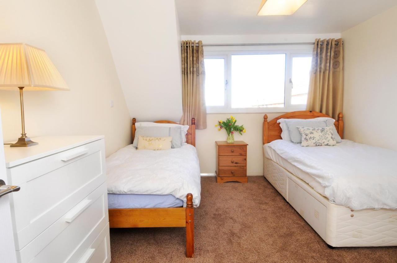 Whitby Spacious Rugby Field Cottage With Off-Street Parking And Ev Fast Point For Electric Cars Buitenkant foto