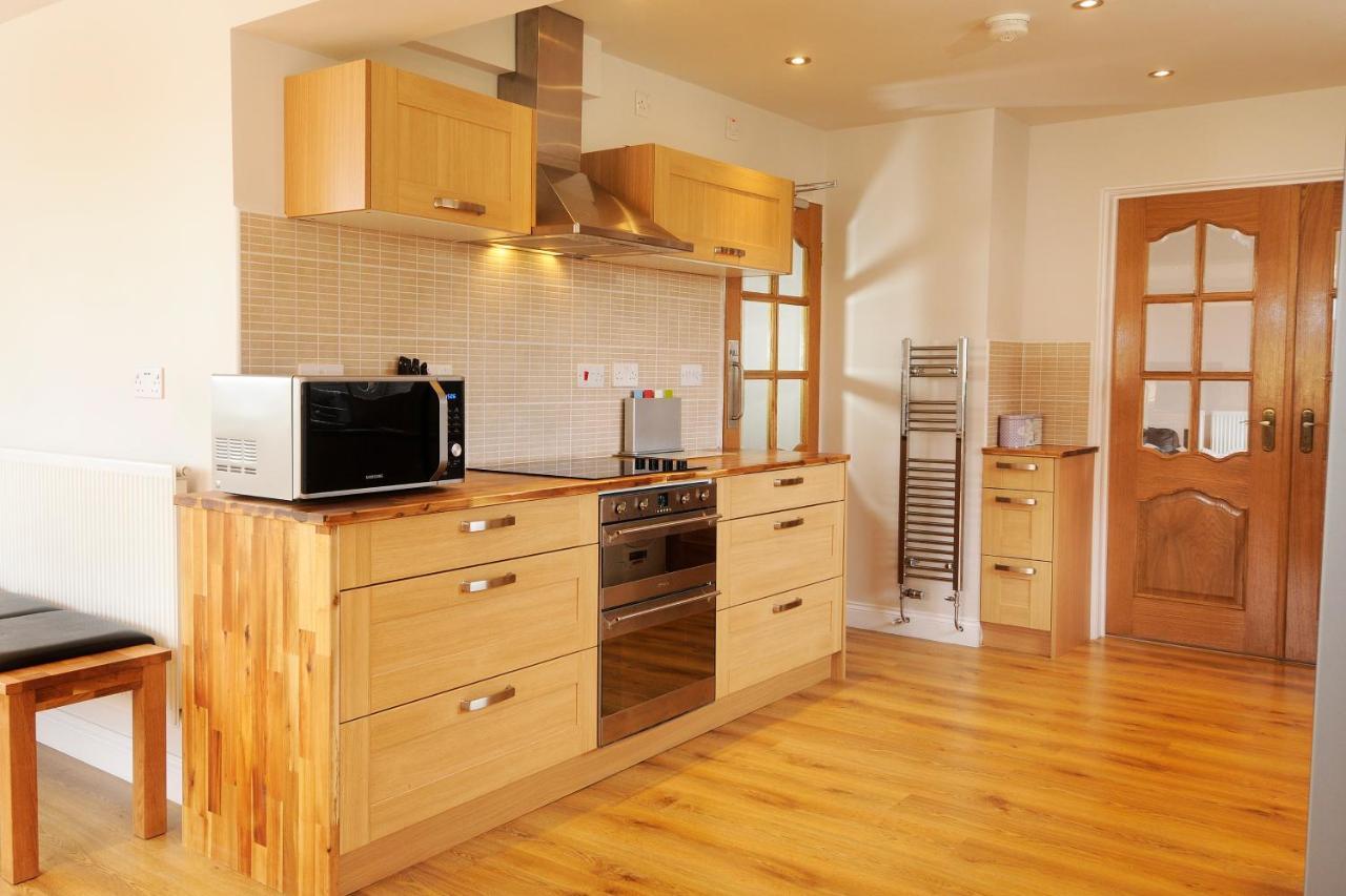 Whitby Spacious Rugby Field Cottage With Off-Street Parking And Ev Fast Point For Electric Cars Buitenkant foto