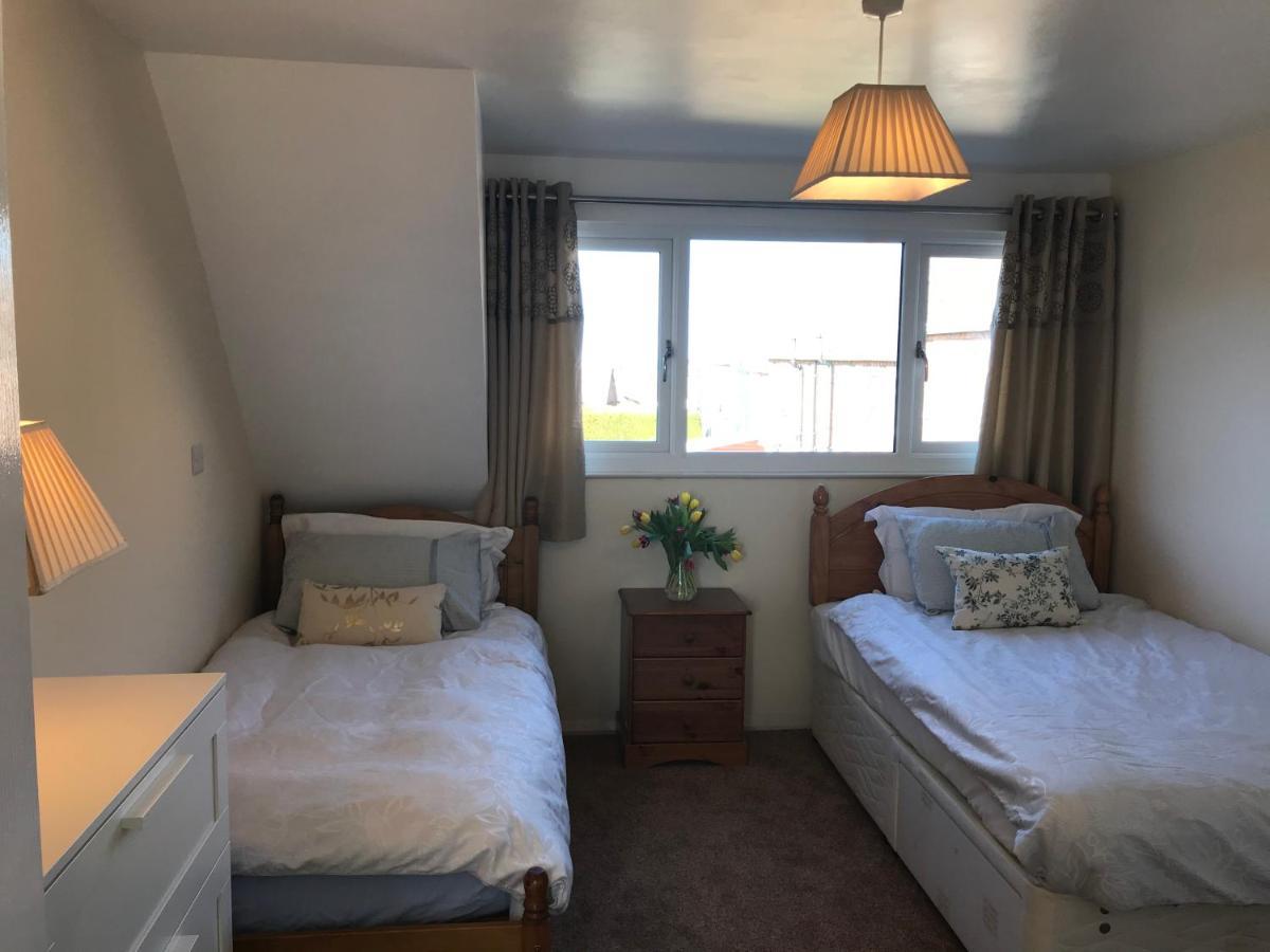 Whitby Spacious Rugby Field Cottage With Off-Street Parking And Ev Fast Point For Electric Cars Buitenkant foto