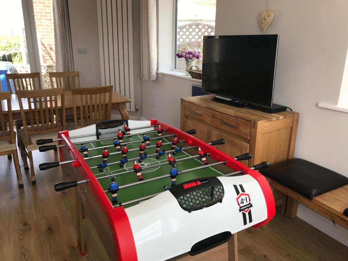 Whitby Spacious Rugby Field Cottage With Off-Street Parking And Ev Fast Point For Electric Cars Buitenkant foto